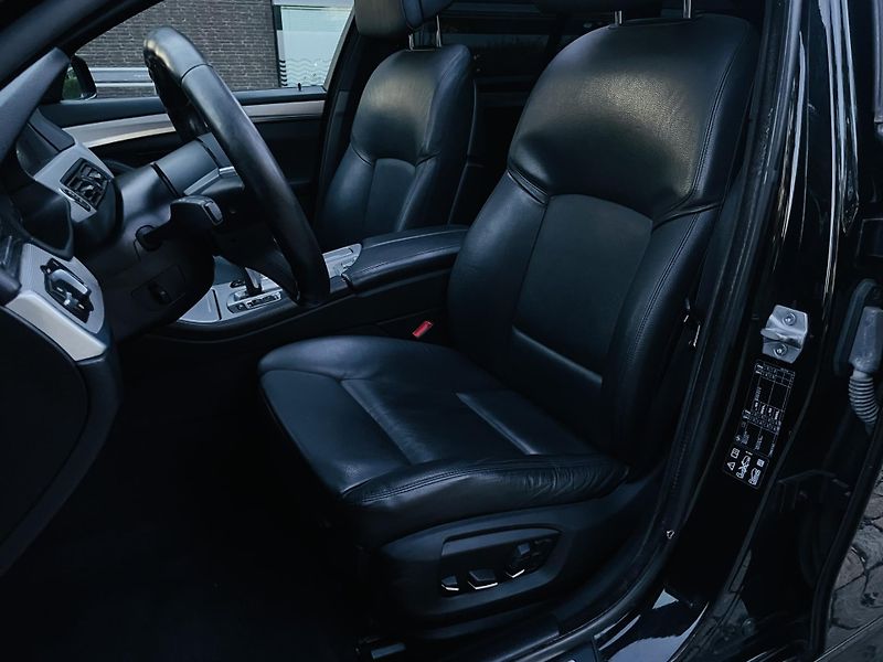 BMW Řada 5 530D AUT XDRIVE TAŽNÉ M-PAKET - fotka 30 z 48
