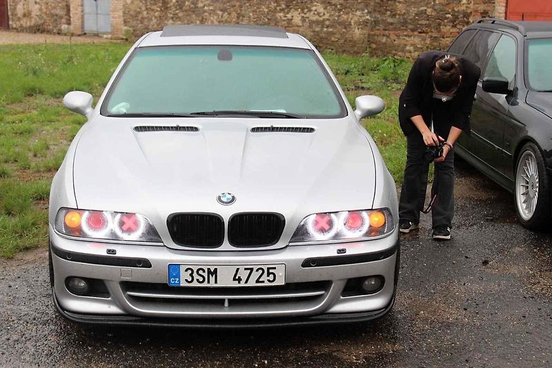 Z podzimního autosrazu v areálu Pivovaru Holanďan v Hlízově.