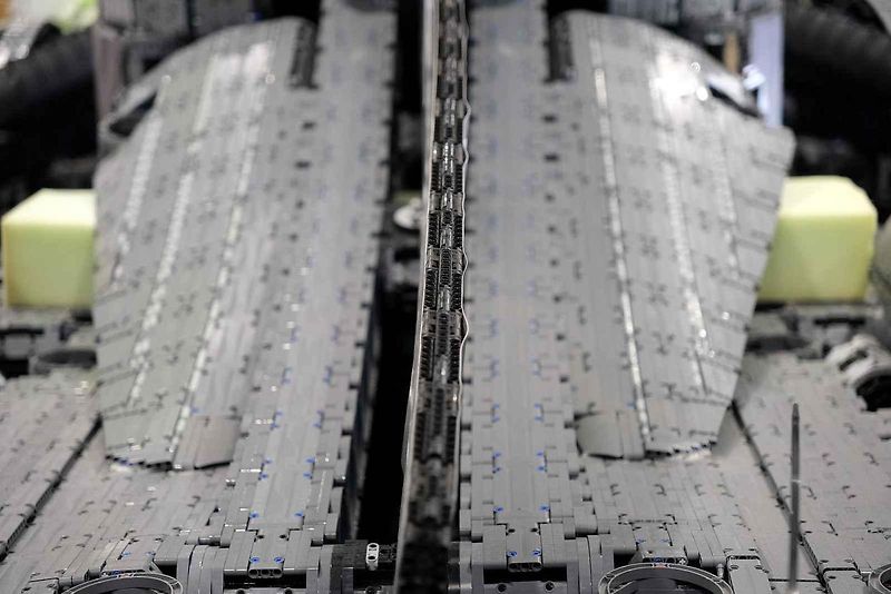 Instalace modelu stavebnice Peugeot Le Mans za účasti designera společnosti Lego.