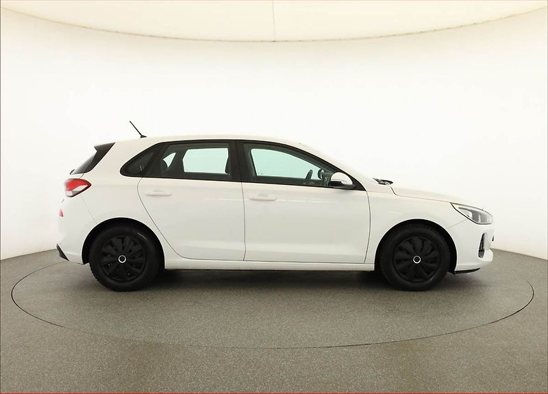 Hyundai i30 (2018) 1.0 T-GDI, Tempomat - fotka 6 z 16