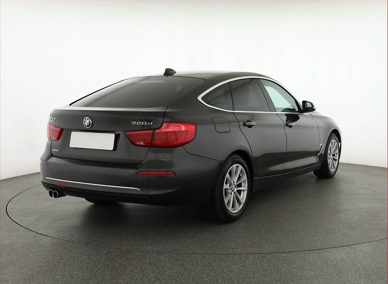 BMW Řada 3 (2017) Individual 320d xDrive GT - fotka 5 z 21
