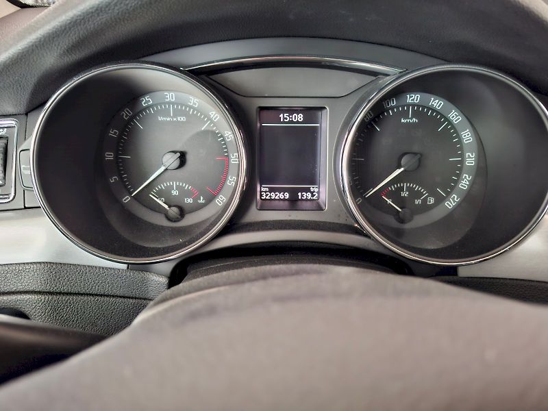 Škoda Superb (2013) combi  ELEGANCE L4 103/2,0 DSG - fotka 11 z 26