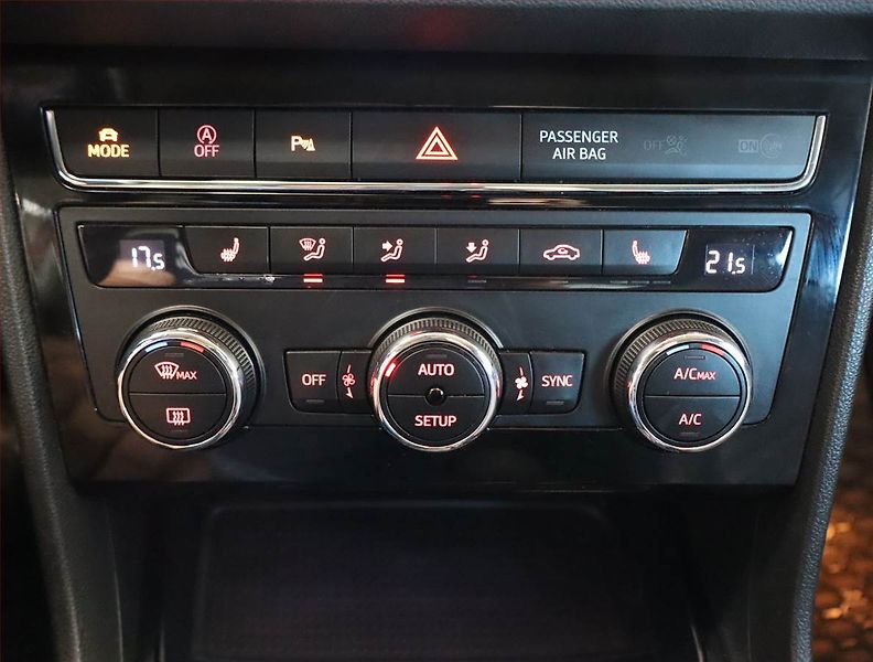 Seat Leon (2019) 1.5 TSI, Kůže, Tempomat - fotka 19 z 22