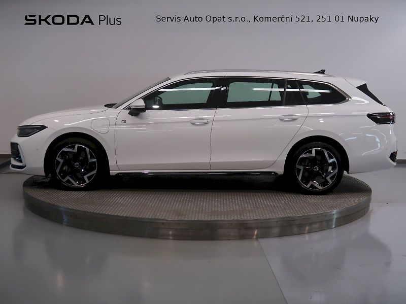 Volkswagen Passat (2024) R-LINE 1.5TSI 200KW eHYBRID WE - fotka 3 z 46