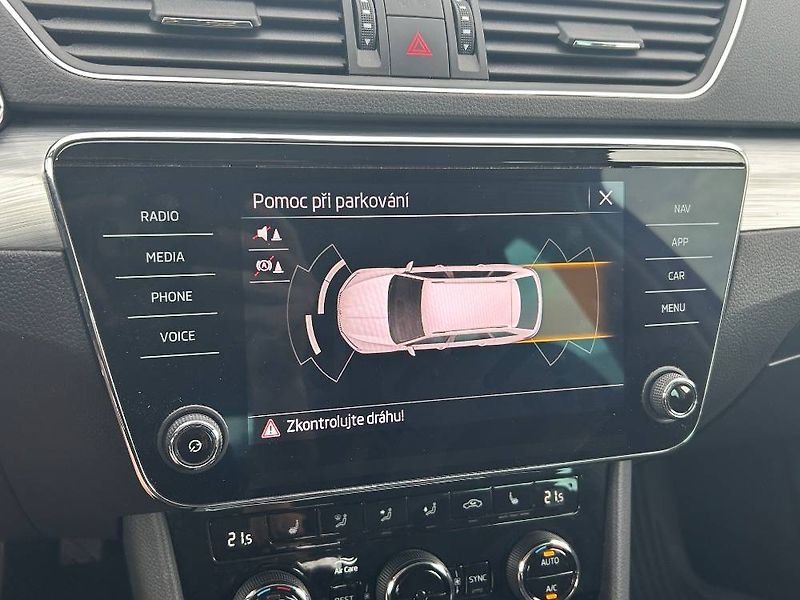 Škoda Superb Ambition 7DSG 2,0TDI - fotka 17 z 24