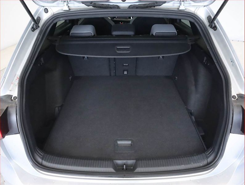 Volkswagen Golf (2021) R-Line 2.0 TDI, Automat, Kůže - fotka 14 z 25