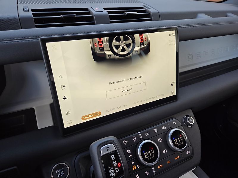 Land Rover Defender (2025) D300 X-DynSE HUD PANO TZ ACC - fotka 32 z 55