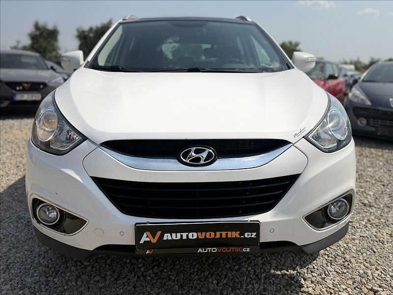 Hyundai ix35 2,0 135kW A/T NAVI PANO 4X4 - fotka 2 z 32