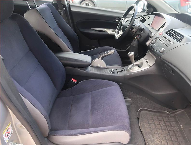 Honda Civic (2008) 1.8 i, po STK, slušný stav - fotka 9 z 14