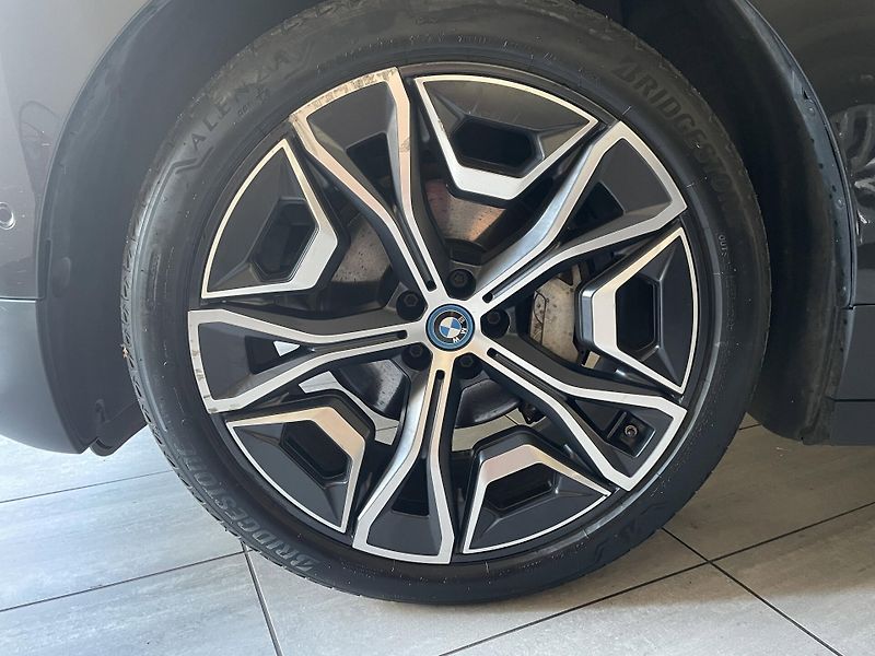BMW iX (2022) XDrive 40 - fotka 10 z 30