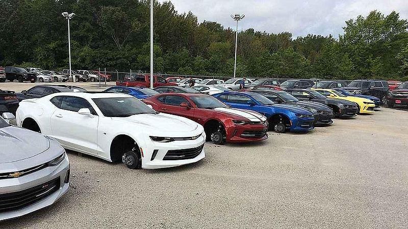 Prodejci Chevroletů zloději ukradli kola z 48 aut.
