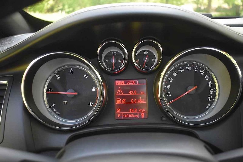 Opel Cascada se hodí třeba na výjižďky k vodě.