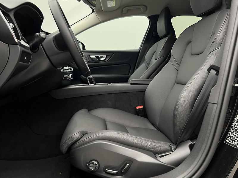 Volvo V60 B4 DARK PLUS AUT - fotka 3 z 45