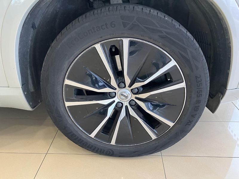 Volvo XC90 B5 AWD Momentum AT8 - fotka 5 z 48