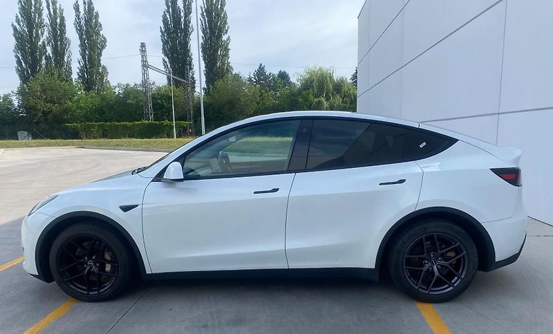 Tesla Model Y (2023) Long Range 378 kW  2023 - fotka 3 z 19