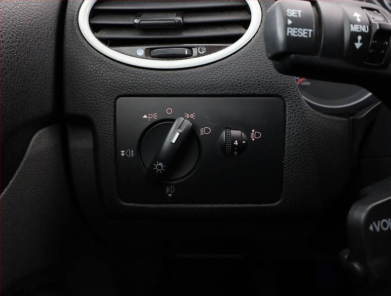 Ford Focus (2007) 1.6 16V, nová STK, Tažné - fotka 13 z 15