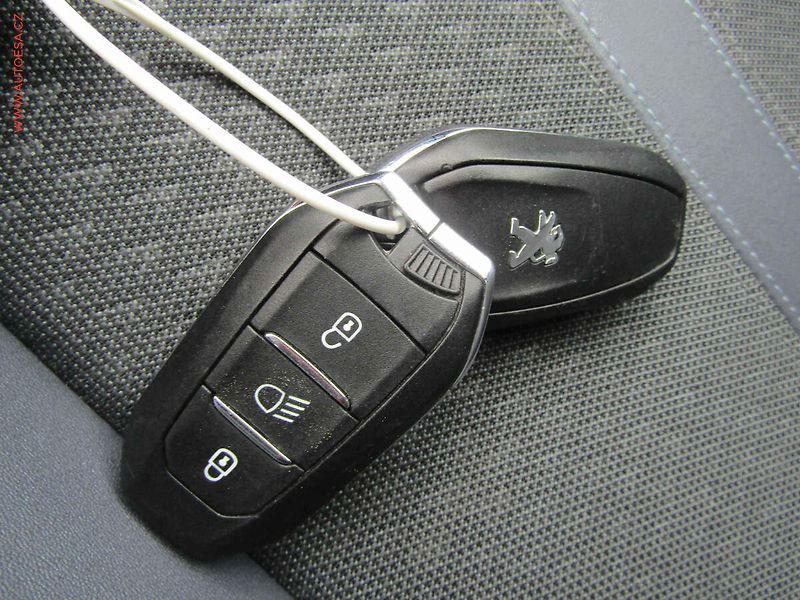 Peugeot 2008 (2020) 1.2PT, Allure, LED, kamera - fotka 15 z 15