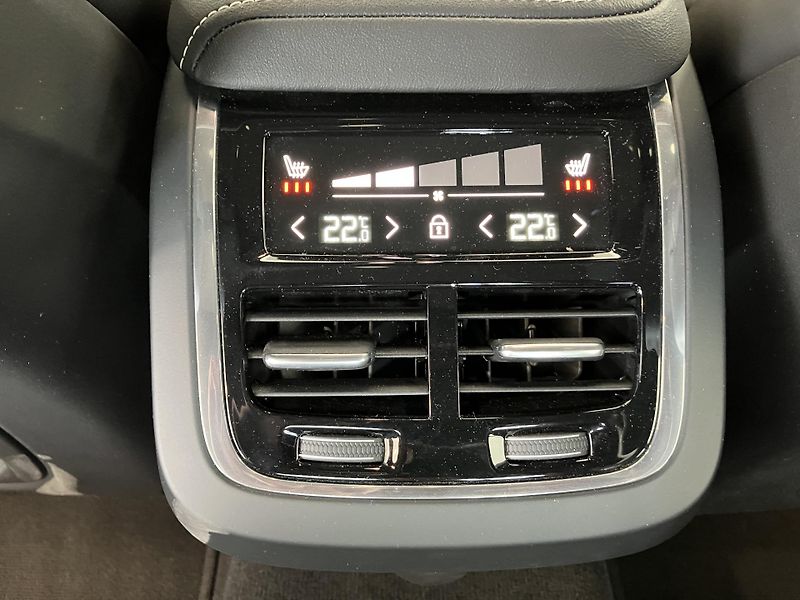 Volvo S60 B5 AWD Ultimate Dark-REZERVACE - fotka 18 z 42