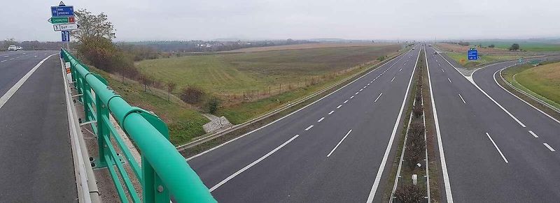 Pozemek u dálnice D7 na Žatecku, kde vyroste KFC a McDonald's.