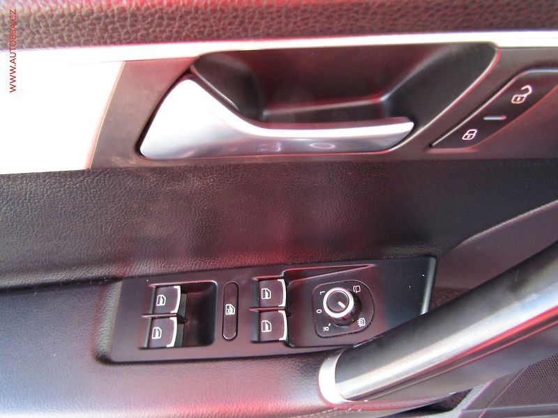 Volkswagen Passat (2012) 2.0 TDi, DSG, kůže, panor. - fotka 12 z 23