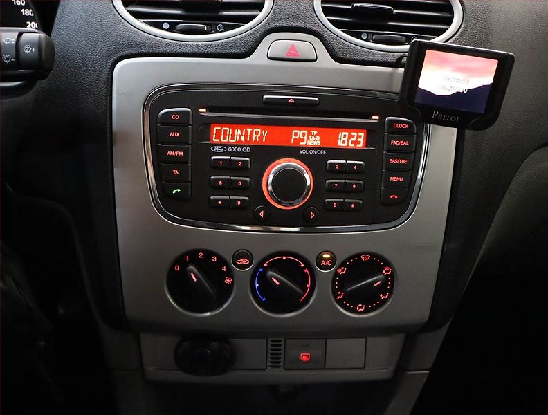 Ford Focus (2010) 1.6 16V, po STK, Tažné - fotka 12 z 15