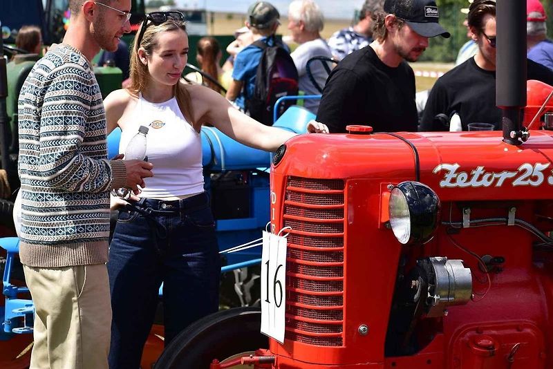 Traktoriáda ve Studenci na Třebíčsku nespočívá pouze v přehlídce zúčastněných strojů. Mnoho z nich se účastní dovednostních soutěží, což láká davy lidí.