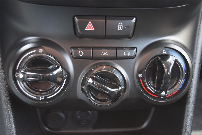 Peugeot 208 1,4 HDi 50KW NÍZKÉ KM KLIMA - fotka 45 z 50