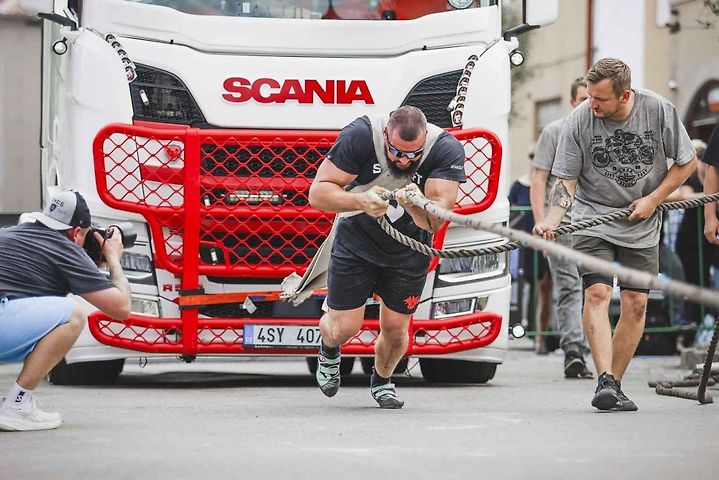 Mistrovství republiky strongmanů v Golčově Jeníkově, kde Mostečan Josef Hojdar vybojoval stříbro.