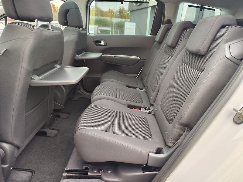 Peugeot 5008 2.0 HDI/110kW Allure - fotka 13 z 35