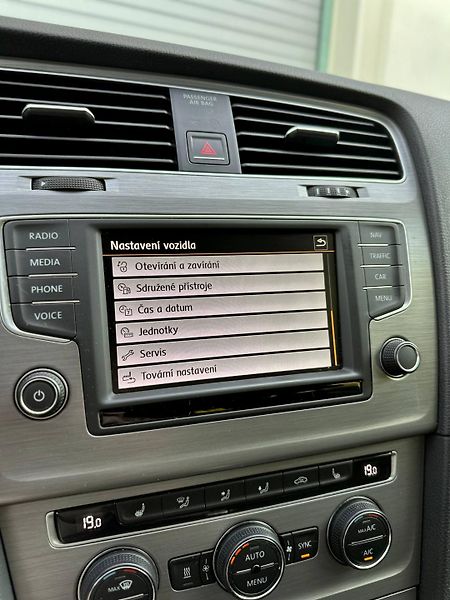 Volkswagen Golf (2015)  VII KOMBI 1.6 TDI DSG WEBASTO - fotka 24 z 28