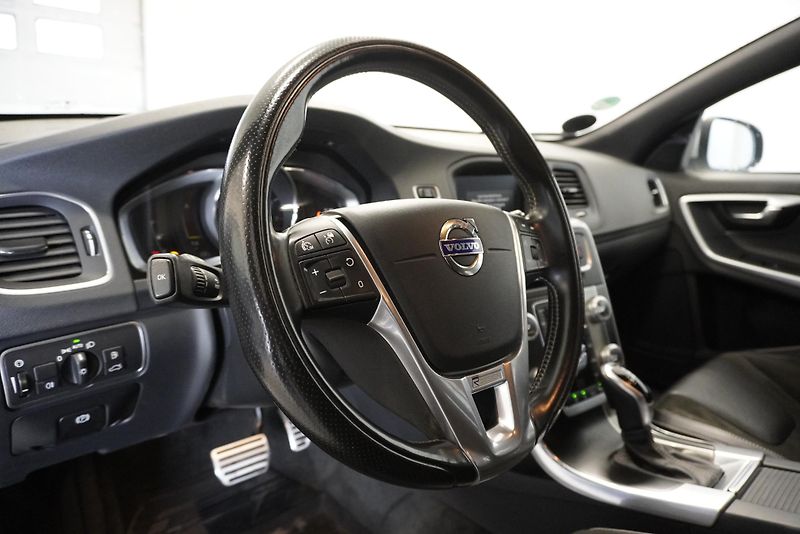 Volvo V60  2,0 T4 R-DESIGN AUTOMAT - fotka 17 z 33