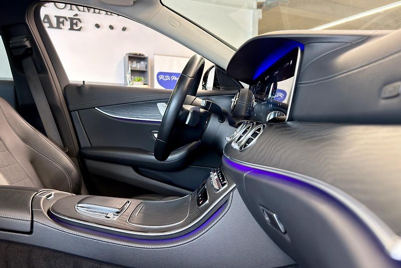 Mercedes-Benz Třídy E (2020) E 220d 4Matic AMG Line - fotka 33 z 112