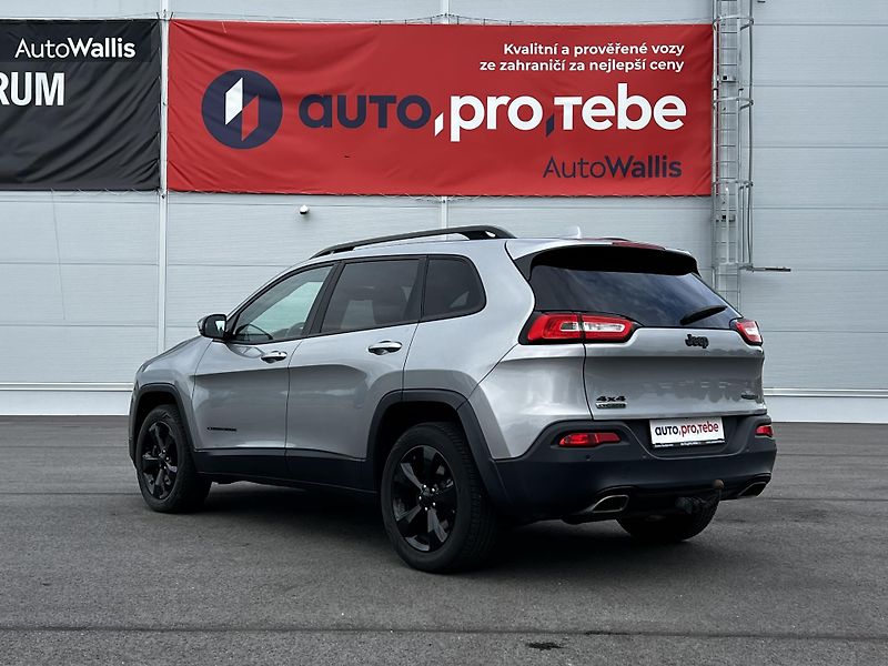 Jeep Cherokee 2.2 147kW 4x4 9.ZF Night Eagle - fotka 5 z 23