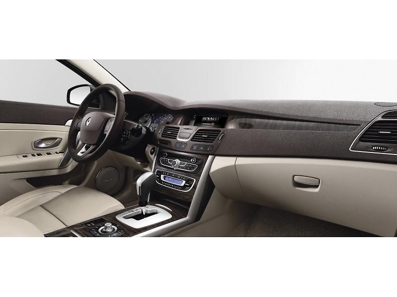 Renault Latitude je vlastně Samsung SM5, jen s jiným logem a drobnými změnami.