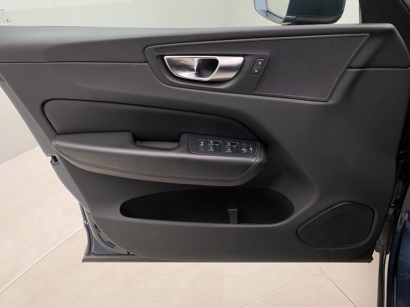 Volvo XC60 B5 AWD CORE AUT CZ - fotka 7 z 54