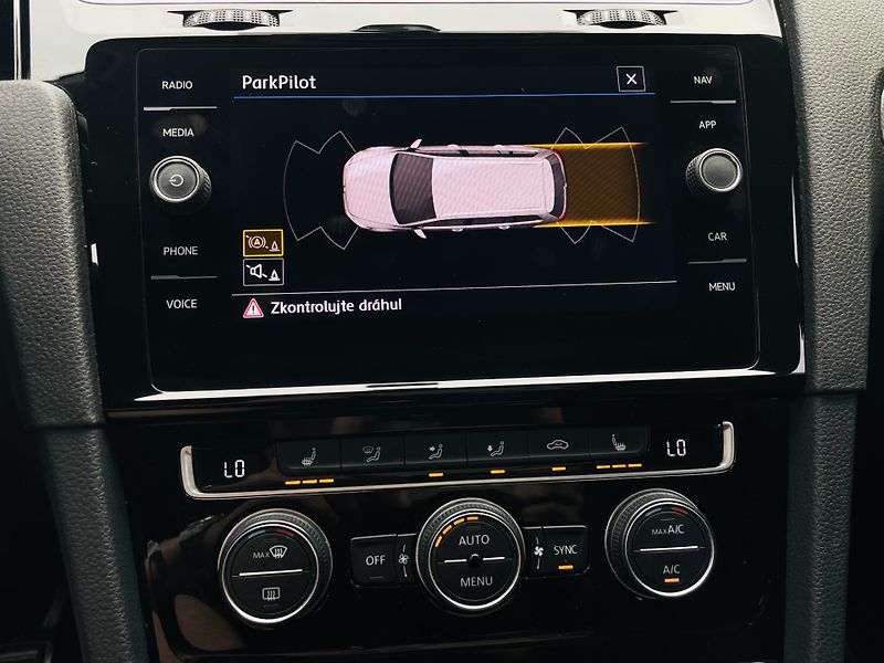 Volkswagen Golf 1.0TSI MANUÁL VÝHŘEV TAŽNÉ  - fotka 33 z 38
