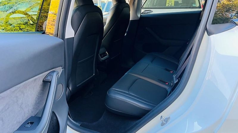 Tesla Model Y (2022) LR AWD Berlin Záruka SoH 93,4% - fotka 11 z 57