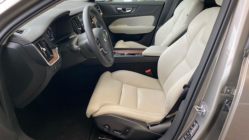 Volvo V60 INSCRIPTION, T4 FWD Drive-E, 1 - fotka 6 z 32