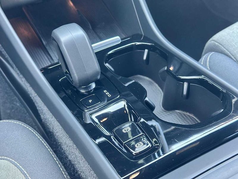Volvo XC40 PLUS DARK B4 145kW, BLIS, ACC - fotka 9 z 16