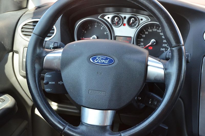 Ford Focus (2009) 1.6i 16V 74kW TITANIUM 2x kola - fotka 17 z 26