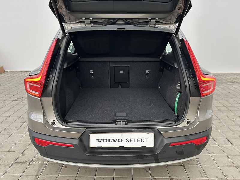 Volvo XC40 2.0  B4 Momentum Pro - fotka 12 z 31