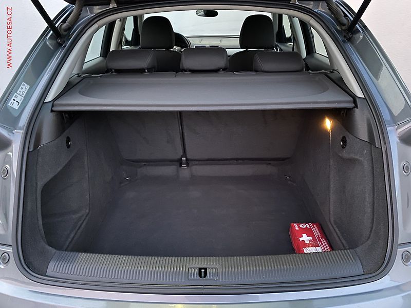 Audi Q3 (2013) 2.0 TDi, AC, výhřev sed. - fotka 7 z 16