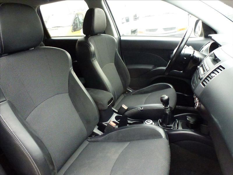 Citroën C-Crosser 2,2 HDi SX 7míst 4x4 - fotka 31 z 53