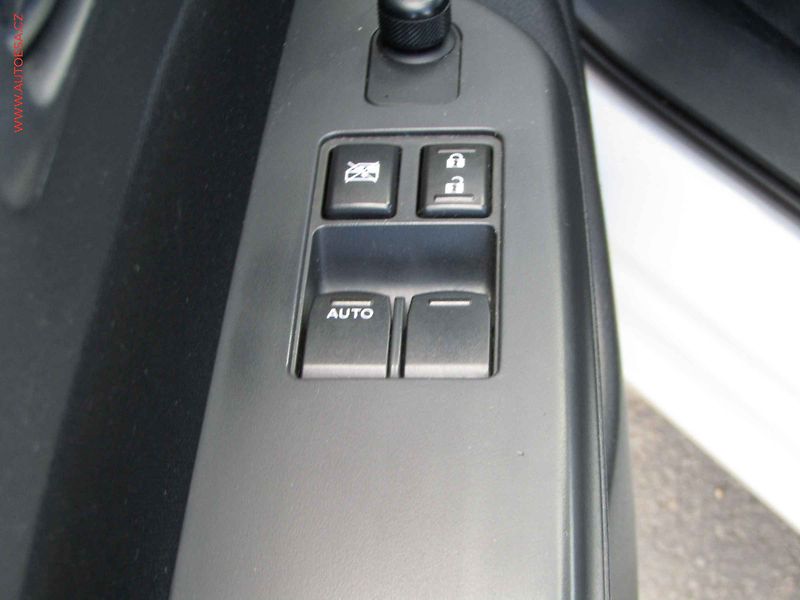 Suzuki Swift (2011) 1.2i - fotka 11 z 15