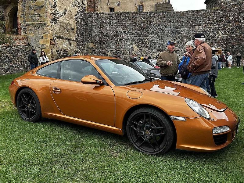 Sraz vozů Porsche ve Švihově na hradě.