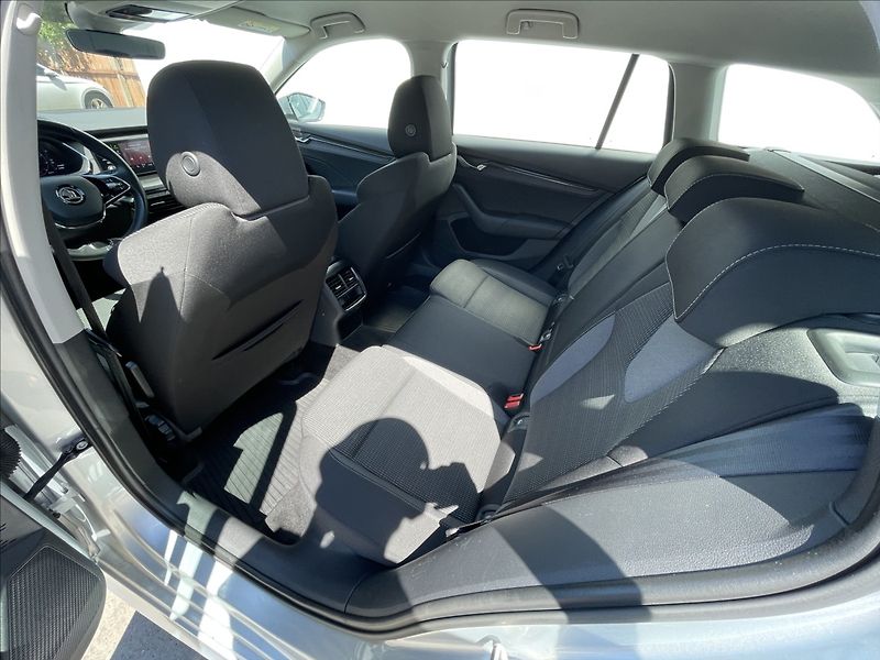 Škoda Octavia 2,0 TDI Combi Ambition Plus - fotka 17 z 23