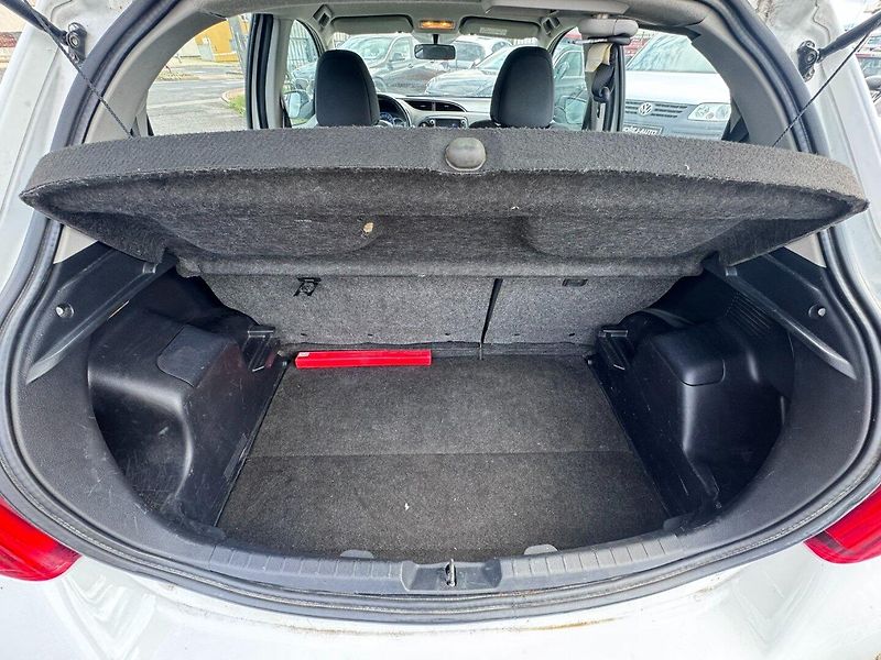 Toyota Yaris (2016) HYBRID 1,5 54 KW STK AUTOMAT - fotka 31 z 36