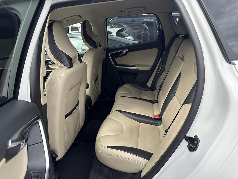Volvo XC60 2,4 D3 R-DESIGN AWD AT - fotka 17 z 24