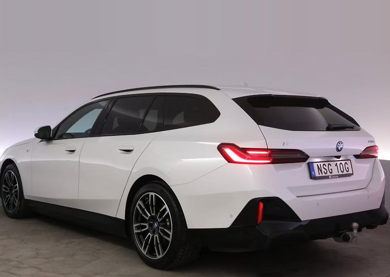 BMW i5 xDrive40 Touring M SoH 96% Taž - fotka 3 z 26