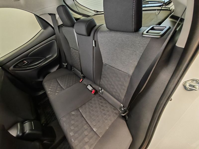 Toyota Yaris 1.5 Hybrid e-CVT Style - fotka 16 z 35